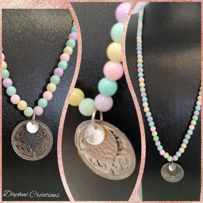 Sautoir pastel, perles verre et pendentif rond metal et nacre