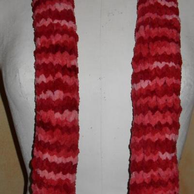 Echarpe longue, laine rose.
